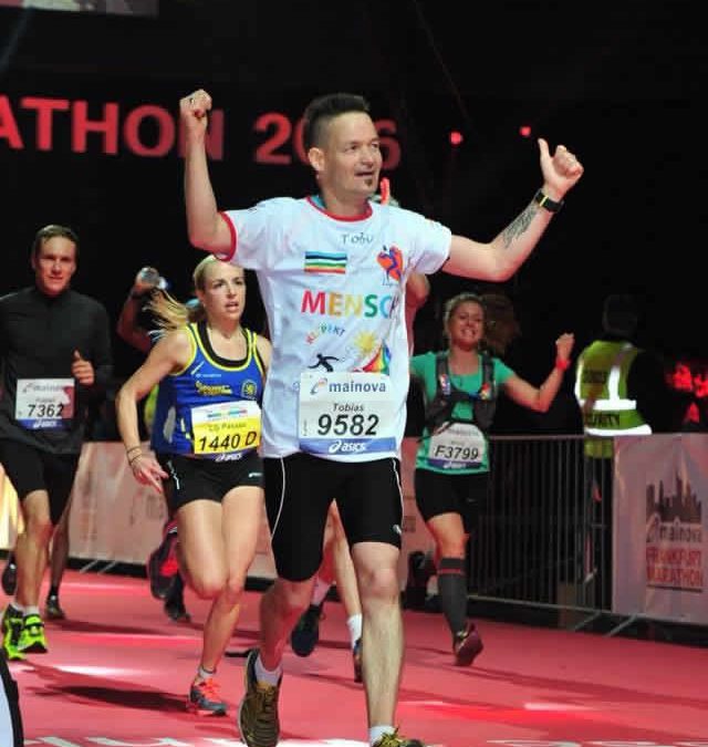 Läufer mit Herz in Frankfurt beim Stadtmarathon